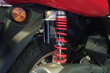 Sokbreker motor Yamaha NMAX standar diganti sokbreker aftermarket dari YSS.