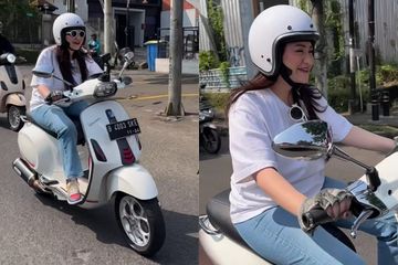 Nathalie Holscher riding naik Vespa Sprint putih kena modifikasi.