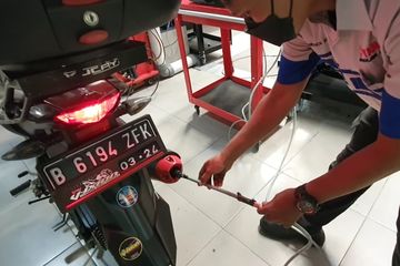 Ilustrasi uji emisi motor. Jika hasil uji emisi motor punya nilai O2 tinggi, apakah itu bagus atau jelek?