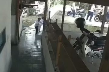 Standing Pakai Motor Bocah SMP Tubruk Tembok Masjid di Padang ...