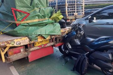 Kecelakaan antara Yamaha XMAX dan truk di Jakarta Selatan