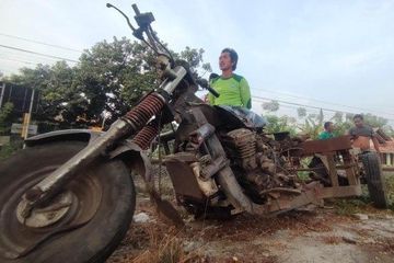 Motor roda tiga milik Halis hancur ditabrak kereta api di Probolinggo, motor Jialing hitam Nopol N 4693 GA tertabrak KA Logawa, Rabu (1/11/2023). 
