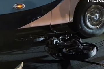 Pengendara modifikasi motor chopper ini alami nasib apes, masuk kolong bus hampir terlindas.