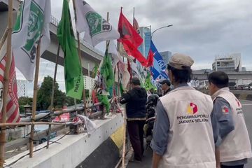 Bawaslu melakukan penindakan kepada bendera partai yang dipasang tidak pada tempat yang seharusnya, seperti di fly over. 