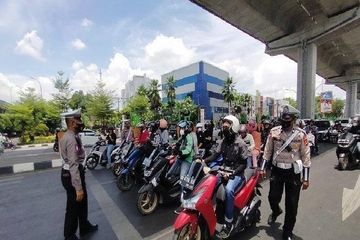 Foto ilustrasi razia Operasi Zebra 2024 di Makassar, salah satu pemohon SIM memberikan komentar.