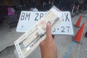 Foto ilustrasi STNK dan pelat nomor. Pajak motor lagi bebas denda, catat masa berlaku pemutihan di awal 2025 ini.