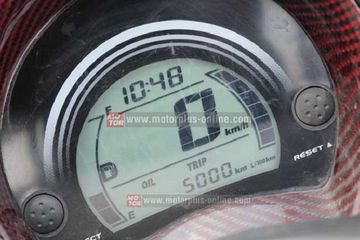 Kode eror akan muncul di layar speedometer