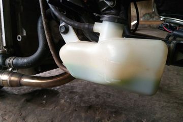 Waspada Ini Efek Isi Air Radiator Di Reservoir Tank