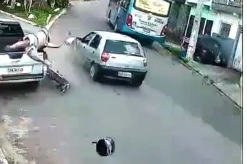 Badan sampai terpental ke atas dan helm lepas