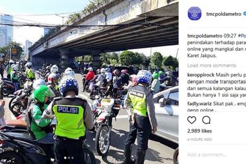 Penindakan terhadap driver ojol yang mangkal sembarangan oleh polisi.