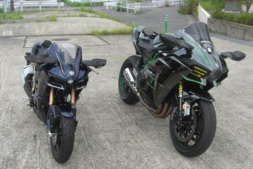 Kawasaki H2 mini (kiri) hasil karya builder Jepang.