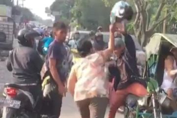 Ngeri! Gara-gara Masalah Sepele, Emak-emak Hajar Pengendara Bentor ...