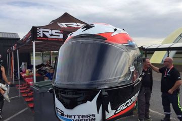 Visor Shetters menggunakan baterai tenaga surya
