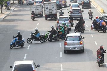Ilustrasi pemotor melawan arus