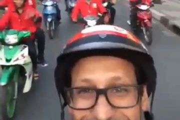 Nadiem Makarim memperkenalkan Goviet di Vietnam bersama rombongan driver Goviet.