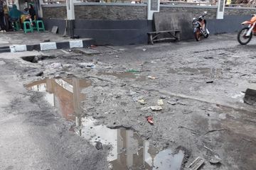 Jalan rusak di depan alun-alun Lembang