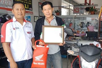 Daman (kanan), pemilik sepeda motor Honda CB150R yang telah melakukan 50 kali servis di Bengkel Astra Motor Ketapang Kalimantan Barat.