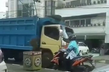 Emak-emak PNS nekat melawan arus, padahal berbahaya dan melanggar lalu lintas.