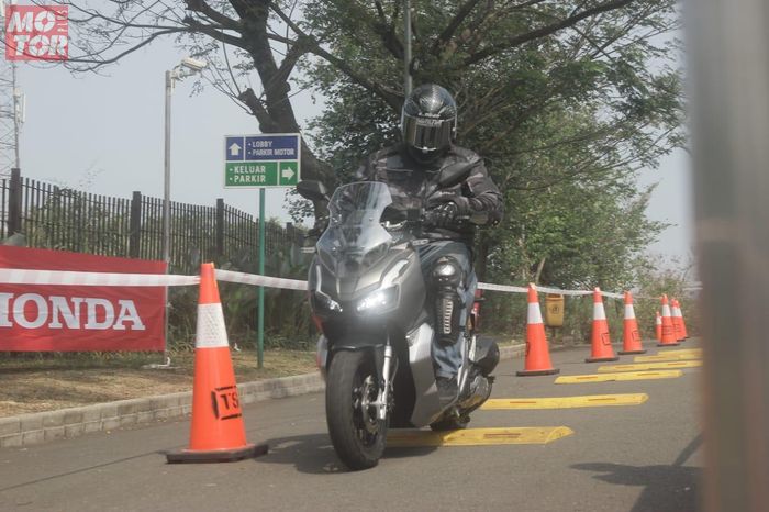 Motor matik bergenre adventure terbaru Honda ADV150 langsung merasakan first rider diajak simulai beraneka medan jalan.