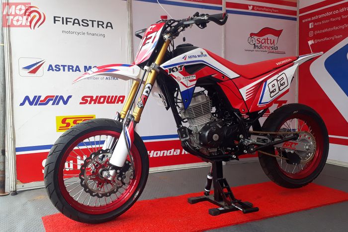 Mulai Dari Ban Sampai Gir Set Begini Cara Bikin Motor Trail Jadi Supermoto Semua Halaman Motorplus