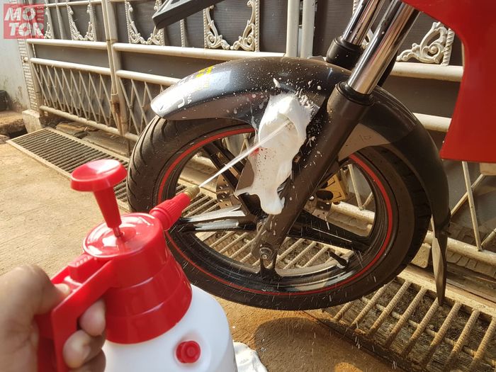 Cuci Motor Di Rumah Jadi Berasa Di Tempat Cuci Steam Cuma Perlu Alat Semprotan Ini Semua Halaman Motorplus