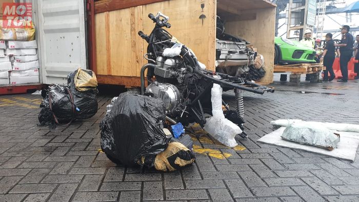 Penggagalan penyelundupan. Rangka dan mesin motor gede diduga Triumph masih menyatu, komponen lain diurai penyelundup