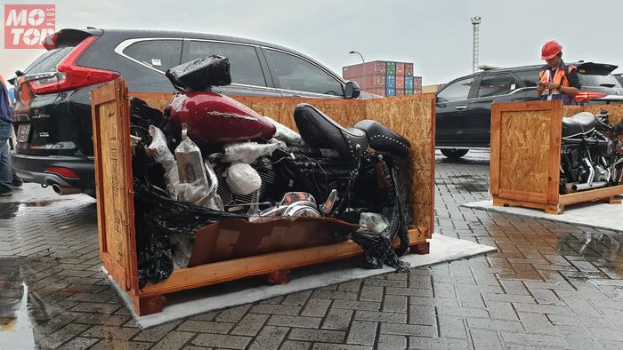 Penggagalan penyelundupan. Boks kayu berisi motor gede yang dipereteli