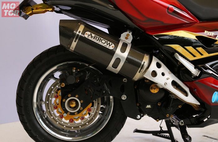 Tampilan makin ganteng dengan penggunaan knalpot Arrow.