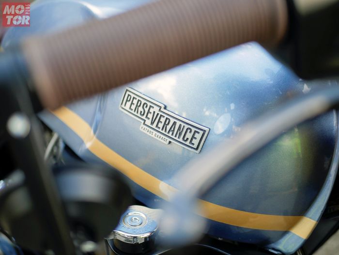 Tangki bensin Kawasaki Ninja 250R ini diberi plakat &lsquo;Preserverance&rsquo; yang berarti kegigihan atau kesabaran