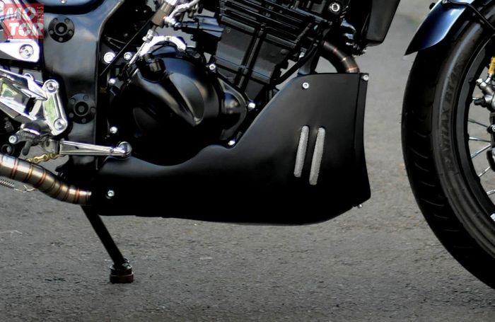 Skidplate bikin bagian bawah mesin Kawasaki Ninja 250R, sehingga terlihat padat