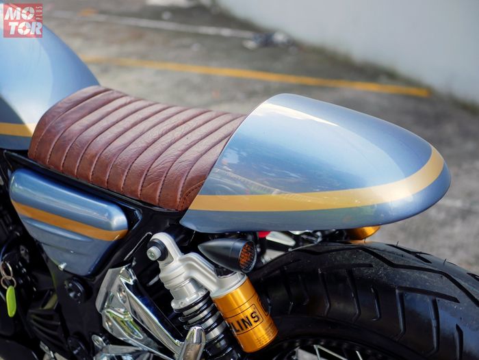 Jok Kawasaki Ninja 250R custom ini dipasangkan dengan cover buntut tawon sebagai identitas caf&eacute; racer