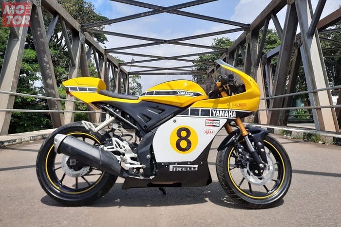 Modifikasi motor Yamaha R15 Neo Cafe Racer, pakai livery Speed Block di motor balap Yamaha YZR500 milik Kenny Roberts.