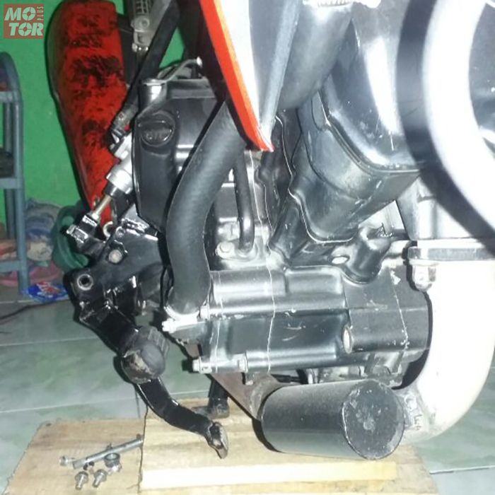 Mesin memang sengaja dipasang asimetris