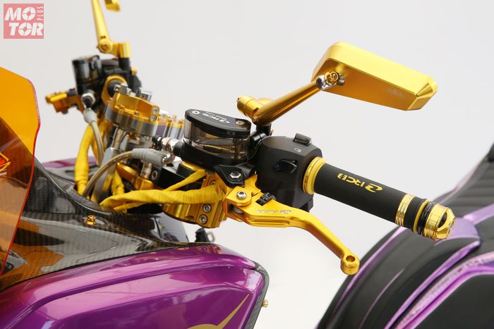 Aplikasi Perpaduan Warna Emas Dan Ungu Yamaha Nmax Ini Sabet Gelar Di Customaxi Makassar Halaman 2 Motorplus Online Com