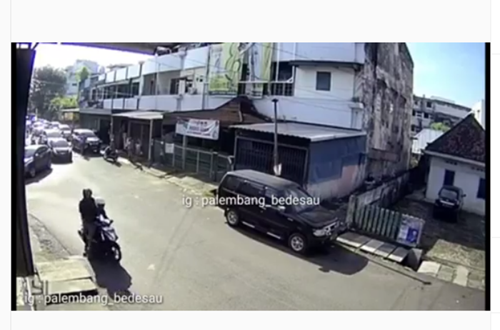 Warga hanya bisa menonton begal beraksi