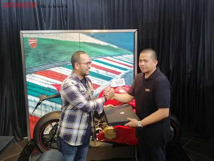 Serah terima Anto dari Ducati Indonesia kepada Benny Meitra
