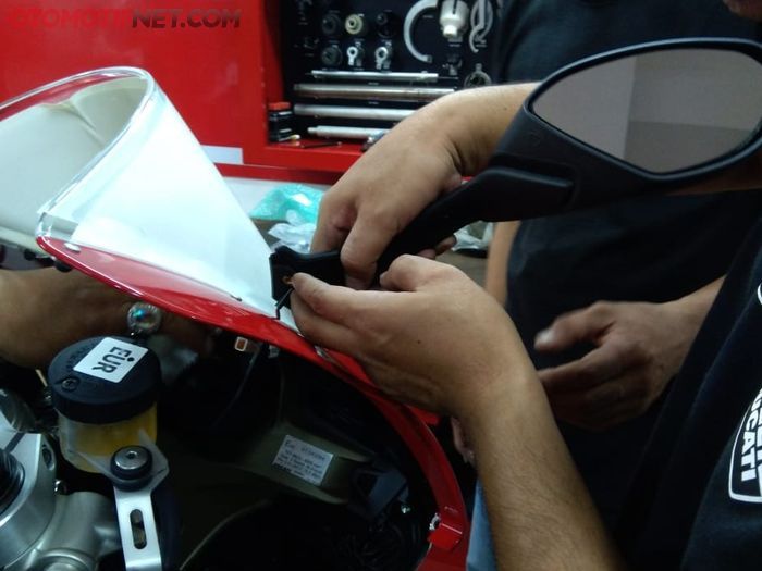 Kaca spion juga tak luput untuk dipasang