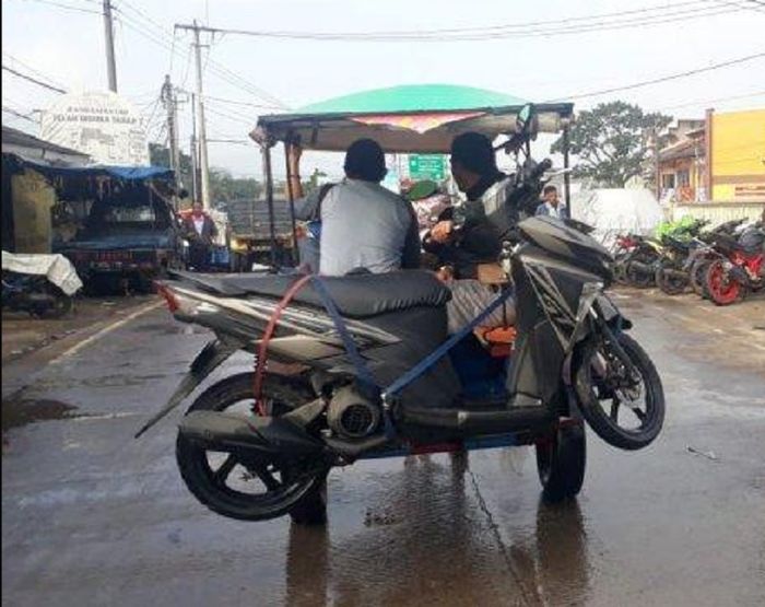 Motor naik delman untuk menyebrangi banjir di Kabupaten Bandung, Jawa Barat