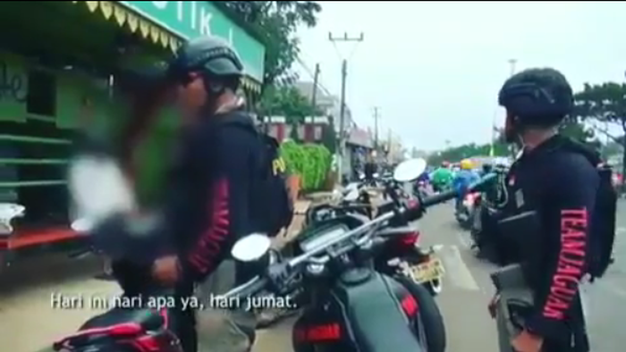 Tim Jaguar Polres Depok mendatangi debt collector di sebuah halte Kota Depok, Jabar.  
