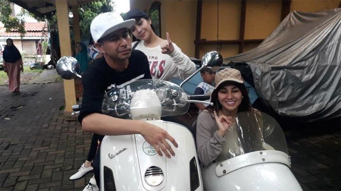 Raffi Ahmad datang ke TPS naik Vespa