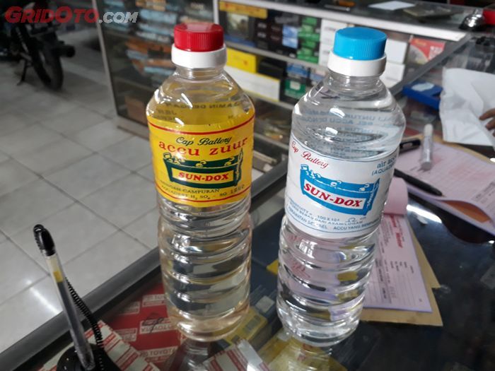 Gunakan air aki suling yang tidak tercampur mineral bikin korslet