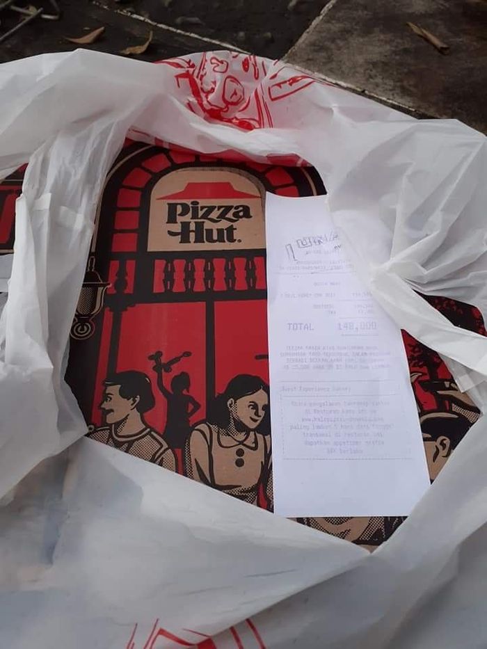 Pizza orderan Agnes Claudia untuk driver ojol