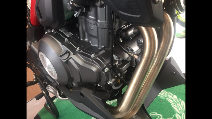 Mesin Benelli TnT 249S dua silinder dengan suara moge yang khas