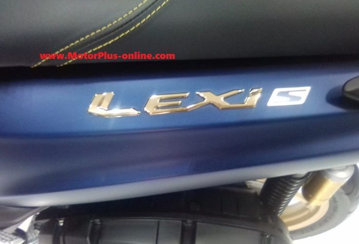 Emblem logo semakin mewah dengan warna gold, senada dengan pelek.