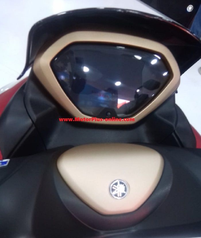 Cover speedometer juga diberi sentuhan warna gold.