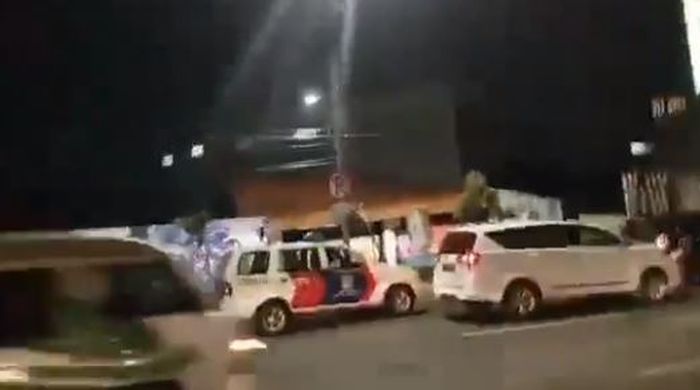 Mobil polisi yang parkir di depan rambu larangan parkir
