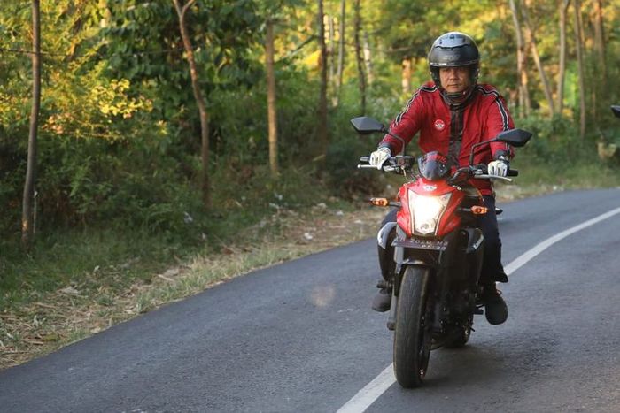 Ganjar Pranowo bersama dengan Kawasaki ER-6N kesayangannya