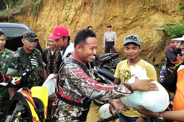 Wakil Bupati Sumenep, Ahmad Fauzi saat berkeliling menggunakan Honda CRF 150L untuk menemui warganya