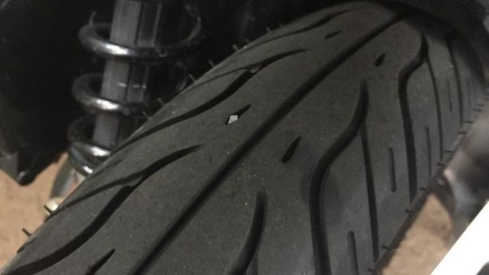 kerikil pada ban motor (kumparan.com)