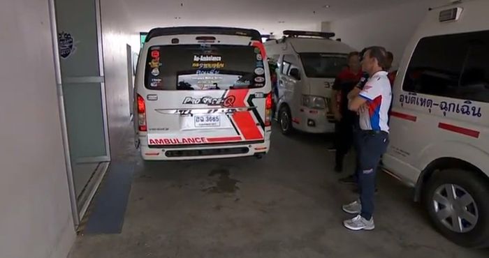 Ambulance yang mengangkat Marc Marquez setelah jatuh di MotoGP Thailand